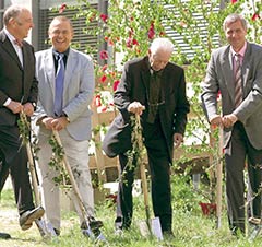 The Foundationâ€™s Board of Trustees. From left to right: Wolfgang Gutberlet, Dr. med. Wolfgang Schuster, Karl Kossmann, Dr. med. Marcus Roggatz and Herwig Judex at the ground-breaking ceremony in 2007